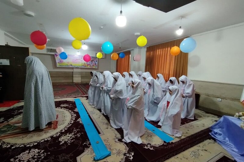 مراسم جشن تکلیف ۲۰ دانشآموز دختر نوجوان شهرستان دالاهو برگزار شد + عکس