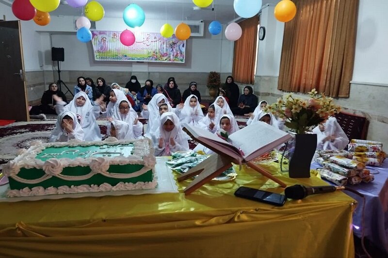 مراسم جشن تکلیف ۲۰ دانشآموز دختر نوجوان شهرستان دالاهو برگزار شد + عکس