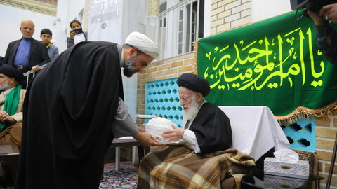 تصاویر/ مراسم عمامه گذاری طلاب در شب میلاد امام علی (ع) توسط آیت الله العظمی شبیری زنجانی