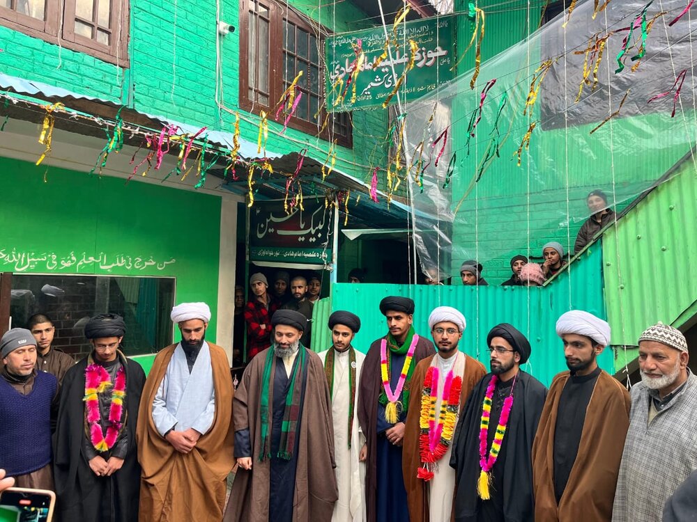 कश्मीर के उरी के नूरख्वा स्थित हौज़ा इमाम हादी के स्नातको की अम्मामा पोशी