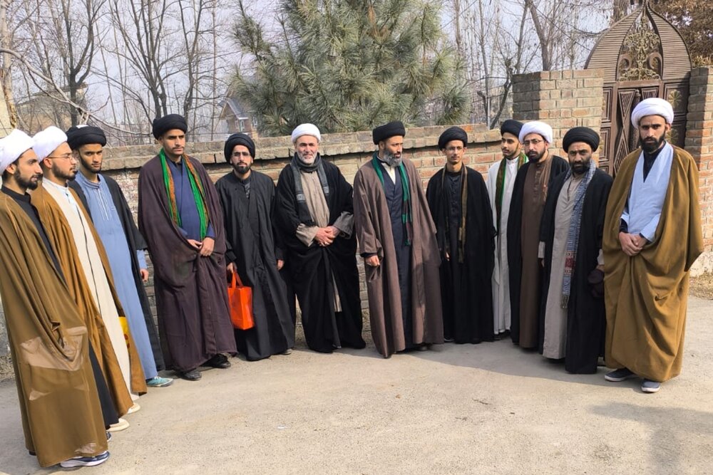 कश्मीर के उरी के नूरख्वा स्थित हौज़ा इमाम हादी के स्नातको की अम्मामा पोशी