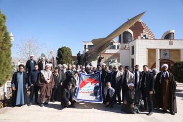 تصاویر/ بازدید کاروان زیارتی کارکنان مرکز مدیریت حوزه از موزه دفاع مقدس کرمان