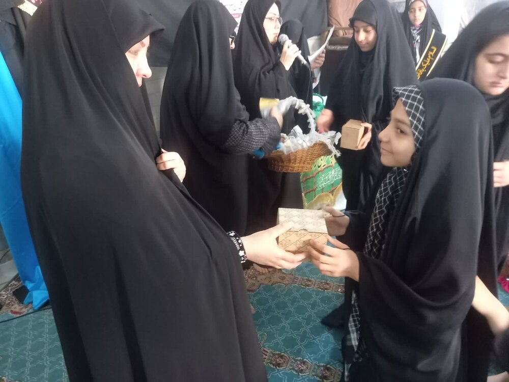 حضور چشمگیر طلاب مدارس علمیه خواهران قم در کنار دانشآموزان مدارس استان در اعتکاف