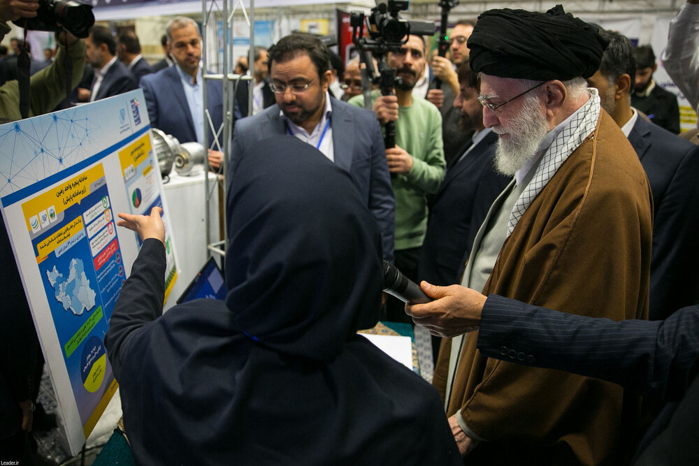 Photos/L'imam Khamenei a visité l'exposition « Les pionniers du progrès »