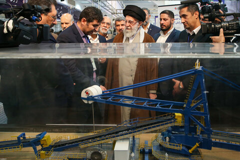 Photos/L'imam Khamenei a visité l'exposition « Les pionniers du progrès »