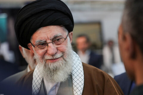 Photos/L'imam Khamenei a visité l'exposition « Les pionniers du progrès »