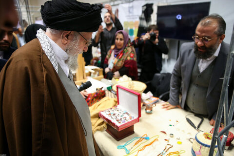 Photos/L'imam Khamenei a visité l'exposition « Les pionniers du progrès »