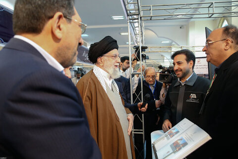 Photos/L'imam Khamenei a visité l'exposition « Les pionniers du progrès »