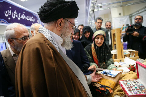 Photos/L'imam Khamenei a visité l'exposition « Les pionniers du progrès »