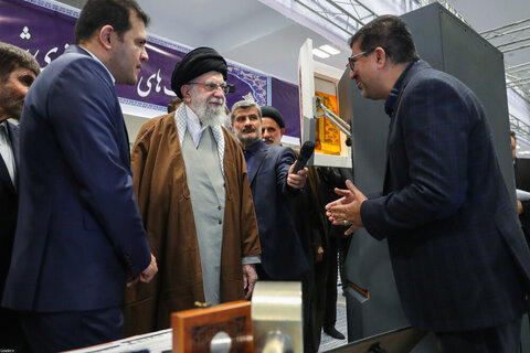 Photos/L'imam Khamenei a visité l'exposition « Les pionniers du progrès »