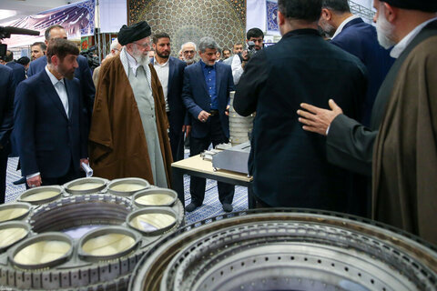 Photos/L'imam Khamenei a visité l'exposition « Les pionniers du progrès »