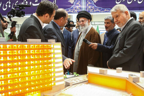 Photos/L'imam Khamenei a visité l'exposition « Les pionniers du progrès »