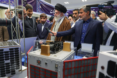 Photos/L'imam Khamenei a visité l'exposition « Les pionniers du progrès »