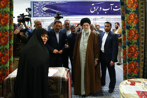 Photos/L'imam Khamenei a visité l'exposition « Les pionniers du progrès »