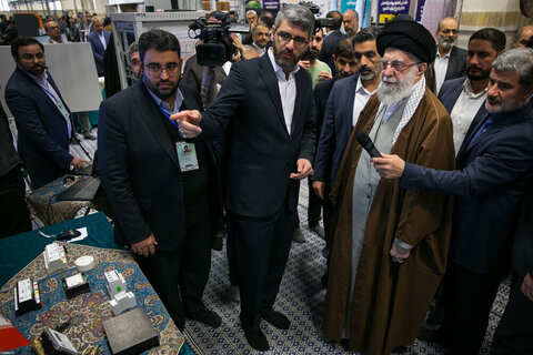 Photos/L'imam Khamenei a visité l'exposition « Les pionniers du progrès »