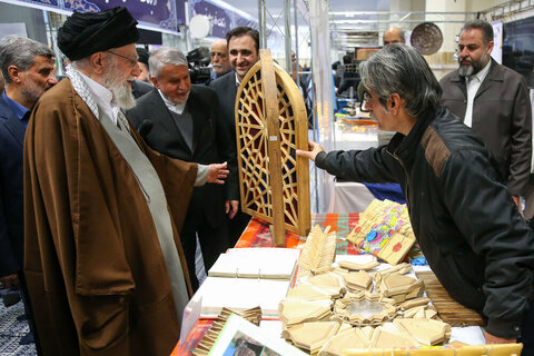 Photos/L'imam Khamenei a visité l'exposition « Les pionniers du progrès »