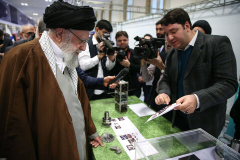 Photos/L'imam Khamenei a visité l'exposition « Les pionniers du progrès »