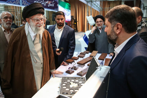 Photos/L'imam Khamenei a visité l'exposition « Les pionniers du progrès »