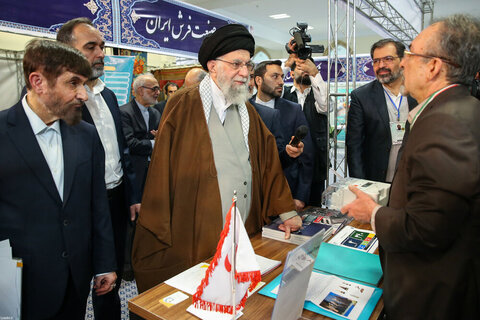 Photos/L'imam Khamenei a visité l'exposition « Les pionniers du progrès »