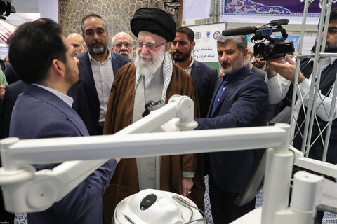 Photos/L'imam Khamenei a visité l'exposition « Les pionniers du progrès »