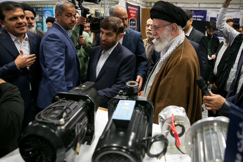 Photos/L'imam Khamenei a visité l'exposition « Les pionniers du progrès »