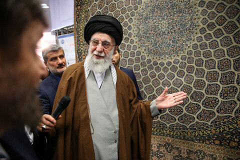 Photos/L'imam Khamenei a visité l'exposition « Les pionniers du progrès »