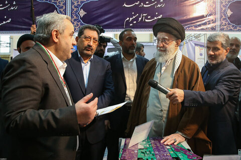 Photos/L'imam Khamenei a visité l'exposition « Les pionniers du progrès »