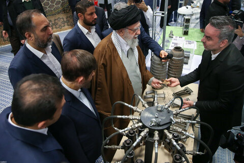 Photos/L'imam Khamenei a visité l'exposition « Les pionniers du progrès »