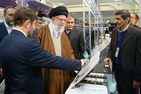 Photos/L'imam Khamenei a visité l'exposition « Les pionniers du progrès »