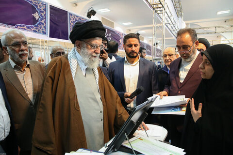 Photos/L'imam Khamenei a visité l'exposition « Les pionniers du progrès »