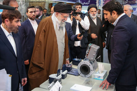 Photos/L'imam Khamenei a visité l'exposition « Les pionniers du progrès »