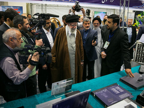 Photos/L'imam Khamenei a visité l'exposition « Les pionniers du progrès »