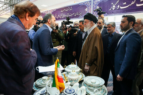 Photos/L'imam Khamenei a visité l'exposition « Les pionniers du progrès »