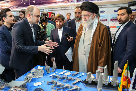 Photos/L'imam Khamenei a visité l'exposition « Les pionniers du progrès »