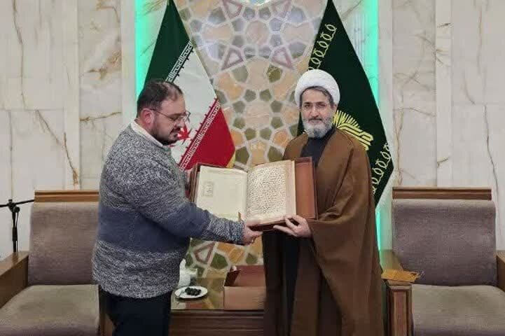 إهداء مصحف رضوي مجید إلى متحف القرآن الكريم في بيروت إهداء مصحف رضوي مجید إلى متحف القرآن الكريم في بيروت