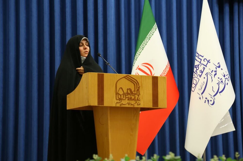 گزارشی از همایش «پدیدارشناسی آرایشهای نوظهور و تأثیر آن بر زیست عفیفانه» / بهرهبرداری مافیای آرایشی و بهداشتی از زنان