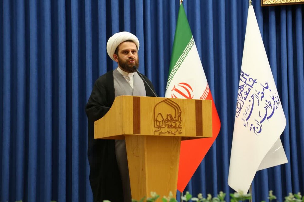 گزارشی از همایش «پدیدارشناسی آرایشهای نوظهور و تأثیر آن بر زیست عفیفانه» / بهرهبرداری مافیای آرایشی و بهداشتی از زنان