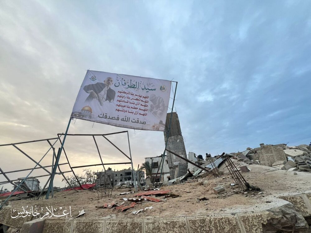 بنر «سید الطوفان » بر فراز منزل یحیی السنوار + تصاویر