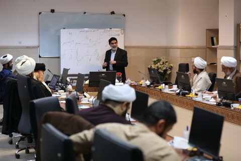 تصاویر/ کارگاه دانش افزایی و مهارت افزایی اساتید راهنما، مشاور و داور پایان نامه های حوزه های علمیه