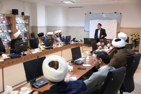 تصاویر/ کارگاه دانش افزایی و مهارت افزایی اساتید راهنما، مشاور و داور پایان نامه های حوزه های علمیه