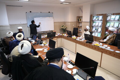 تصاویر/ کارگاه دانش افزایی و مهارت افزایی اساتید راهنما، مشاور و داور پایان نامه های حوزه های علمیه