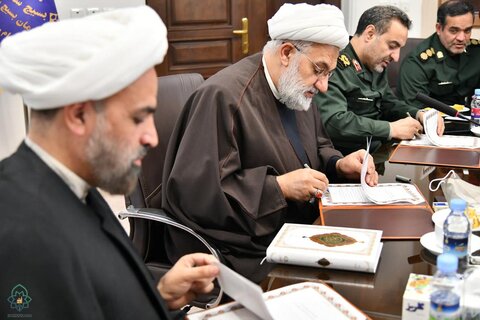 مراسم امضای تفاهمنامه همکاری مشترک بین حوزه علمیه خراسان، سازمان بسیج سازندگی و سازمان بسیج طلاب و روحانیون کشور، در محل مرکز مدیریت این حوزه برگزار شد.