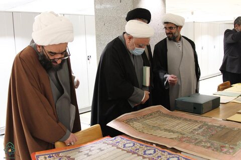 حجت الاسلام و المسلمین خیاط، مدیر حوزه علمیه خراسان به همراه اعضای شورای اسناد و تراث این حوزه، از مرکز اسناد آستان قدس رضوی بازدید کردند.
