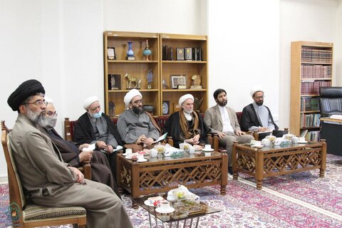 حجت الاسلام و المسلمین خیاط، مدیر حوزه علمیه خراسان به همراه اعضای شورای اسناد و تراث این حوزه، از مرکز اسناد آستان قدس رضوی بازدید کردند.