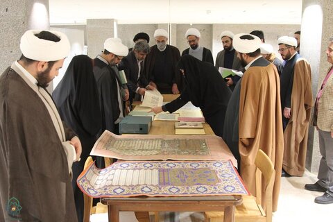 حجت الاسلام و المسلمین خیاط، مدیر حوزه علمیه خراسان به همراه اعضای شورای اسناد و تراث این حوزه، از مرکز اسناد آستان قدس رضوی بازدید کردند.