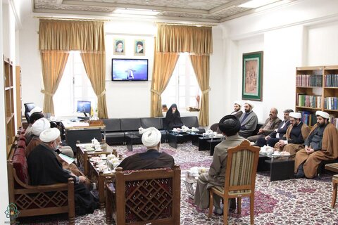 حجت الاسلام و المسلمین خیاط، مدیر حوزه علمیه خراسان به همراه اعضای شورای اسناد و تراث این حوزه، از مرکز اسناد آستان قدس رضوی بازدید کردند.