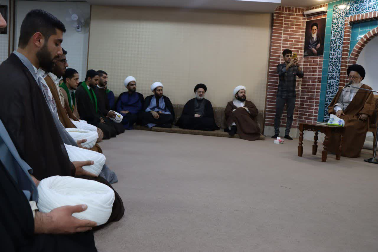 مراسم عمامهگذاری طلاب مدرسه آیتالله دهدشتی آبادان با حضور آیتالله حسینی برگزار شد