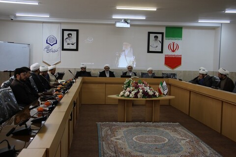تصاویر|نشست کمیته حوزه و روحانیت ایام الله دهه فجر در اصفهان