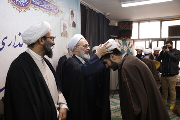 تصاویر/ آیین عمامه گذاری طلاب مدرسه علمیه آیت الله ایروانی تهران با مدیر حوزه‌های علمیه