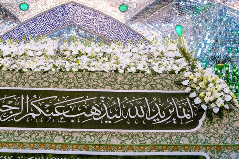 گلآرایی ضریح امیرمؤمنان (ع) در استقبال از شب مبعث